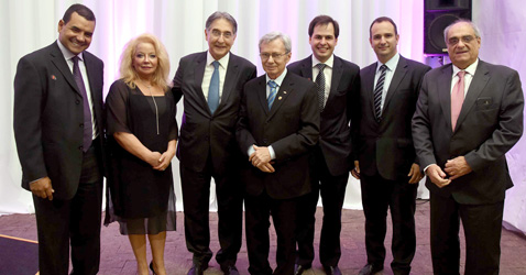 Conselheiro substituto Licurgo Mourão, professora Misabel Derzi, governador Fernando Pimentel, conselheiro José Alves Viana, procurador do MPC Daniel de Carvalho, chefe de gabinete Leonardo Motta, secretário de estado Marco Antônio Rezende Teixeira - Foto: Veronica Manevy/Imprensa MG